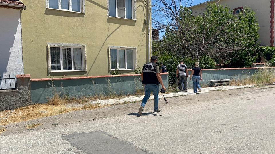 İKİ ÇOCUK BABASI YATAĞINDA ÖLÜ BULUNDU