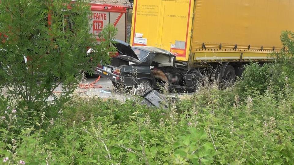 Park halindeki tıra çarpan otomobilde 2 kişi hayatını kaybetti
