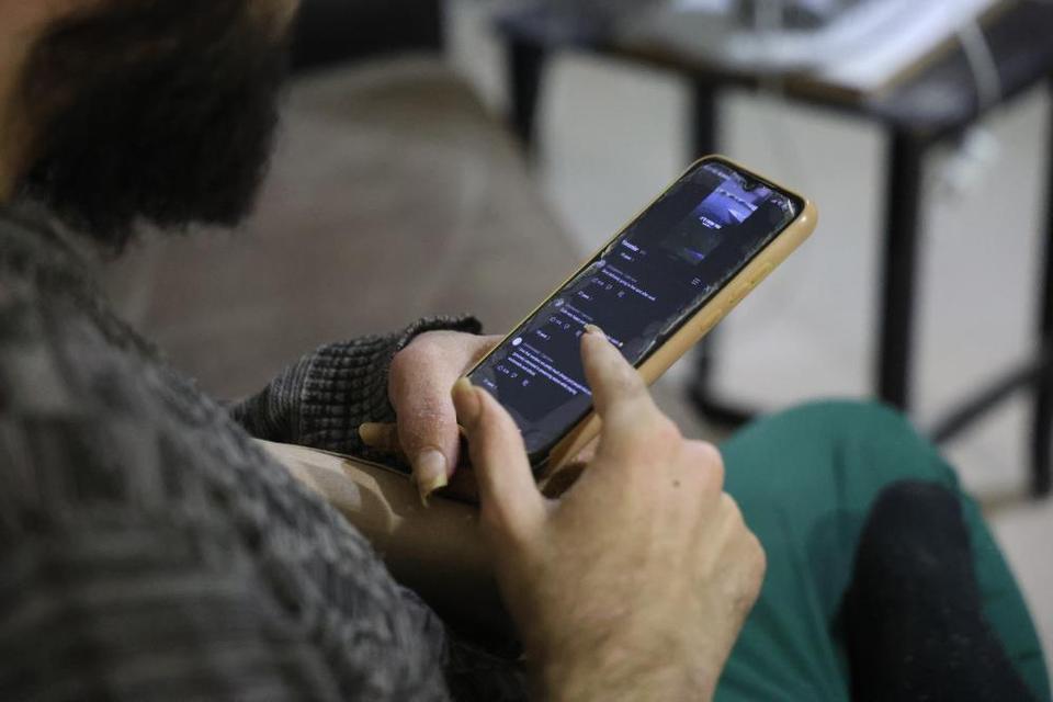 Telefon bağımlısı gençten ailelere uyarı