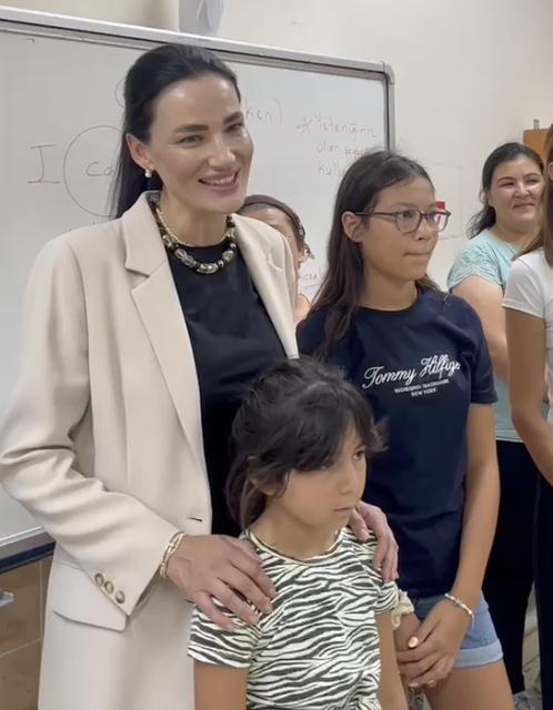 Seda Sarıbaş, çocukların karne heyecanına ortak oldu