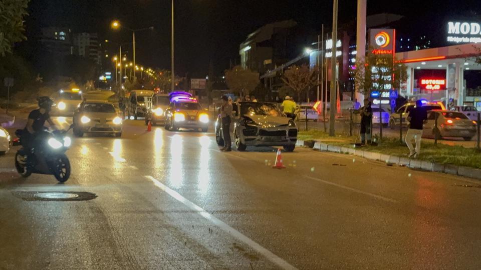 Lüks otomobil motosiklete çarptı: 2 ölü