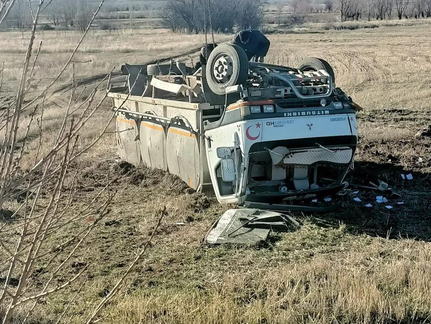Kontrolden çıkan kamyon şarampole devrilerek takla attı
