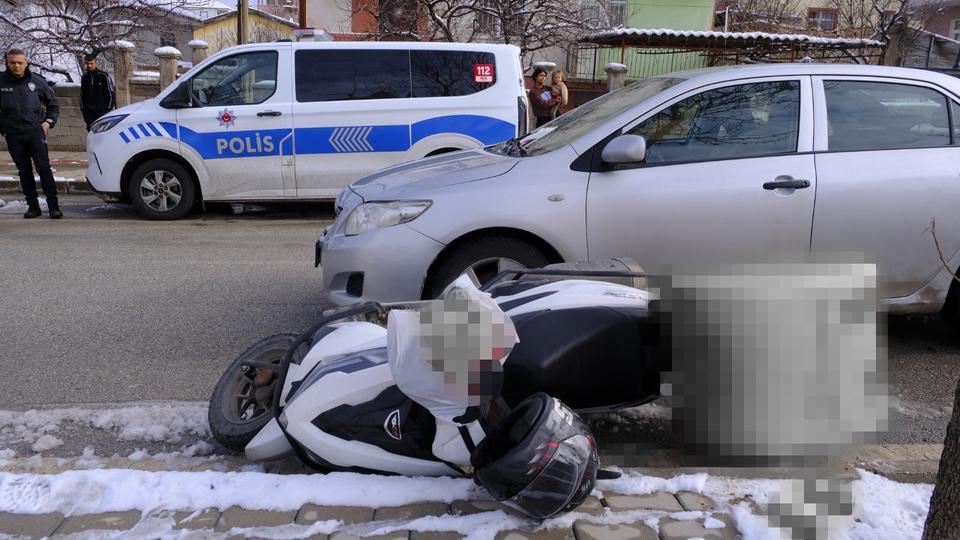 Otomobille motokurye çarpıştı: 1 yaralı