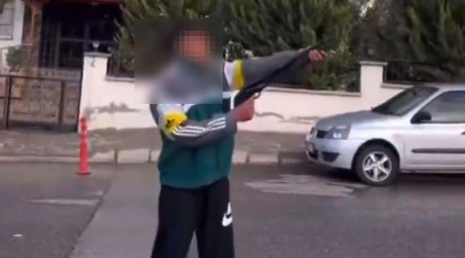 3 şahıs pompalı tüfekle rastgele ateş açtı