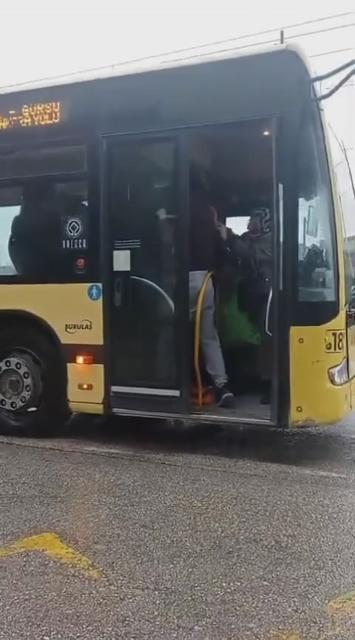 YOLCU DOLU OTOBÜSÜN İÇİ BİR ANDA RİNGE DÖNDÜ