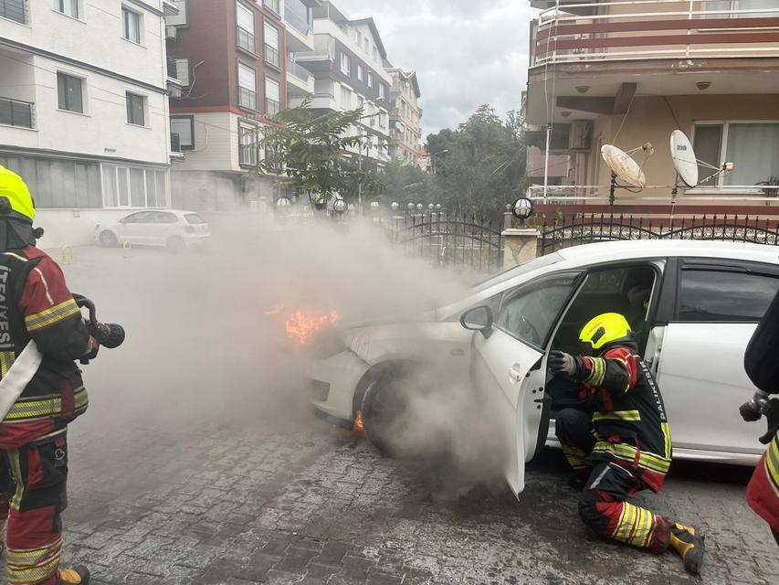 Seyir halindeki araç alev alev yandı