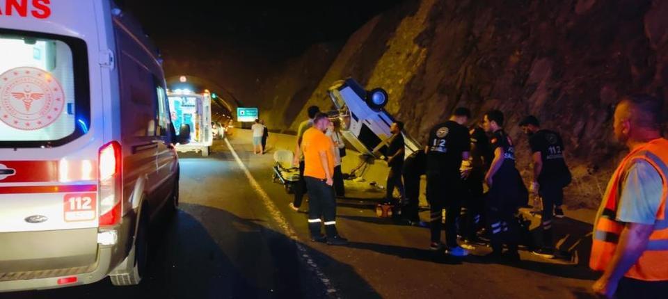 Aynı yönde iki otomobil kaza yaptı: 3 yaralı