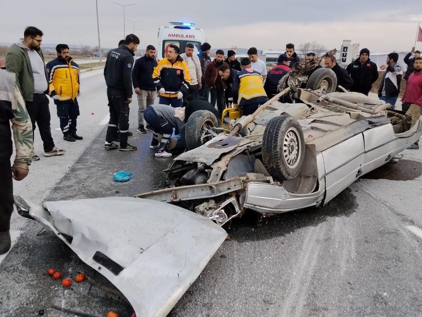 ÇORUM'DA OTOMOBİL TAKLA ATTI: 3 YARALI