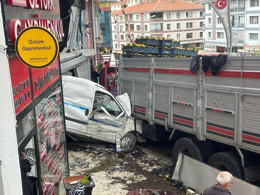 FRENİ PATLAYAN KAMYON ÖNÜNE ALDIĞI ARACI SÜRÜKLEYEREK DÜKKANA GİRDİ: 2 YARALI KAZA ANI GÜVENLİK KAMERALARINA YANSIDI