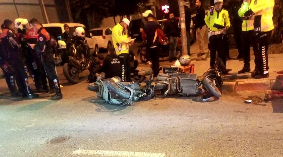 Bıçaklı yaralama olayına karışan motosikletli şüpheliler polisten kaçarken kaza yaptı: 3 yaralı