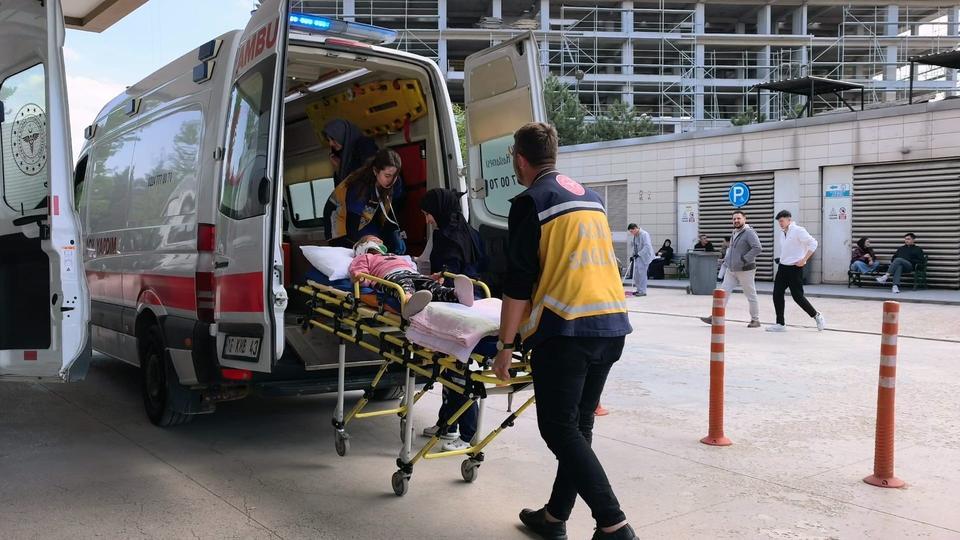 BALKONDA BAŞINA MERMER DÜŞEN ÇOCUK AĞIR YARALANDI