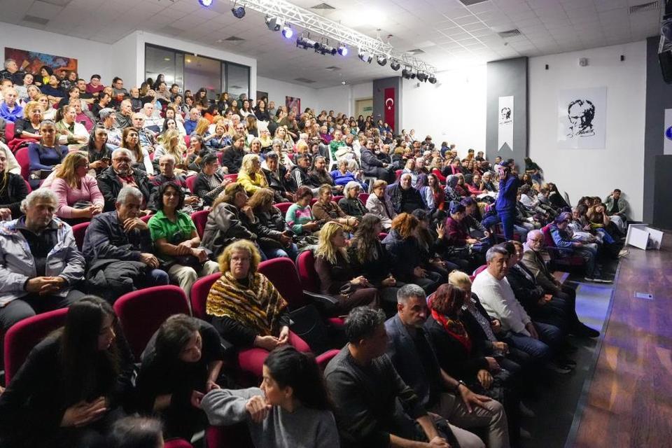 Didim’deki tiyatro oyununa ilgi yoğun oldu