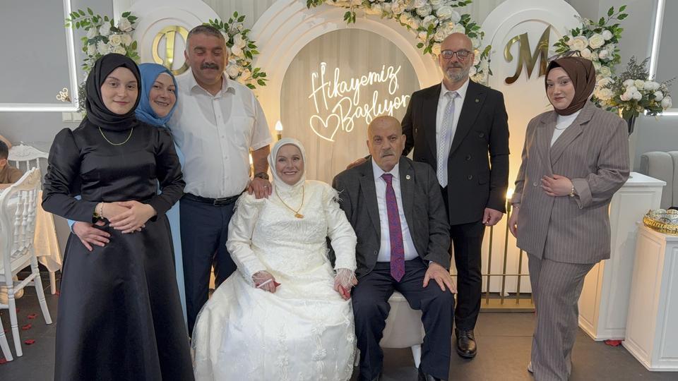 52 YIL SONRA HAYALLERİNE KAVUŞTULAR: KAÇARAK EVLENEN ÇİFT DÜĞÜN YAPTI