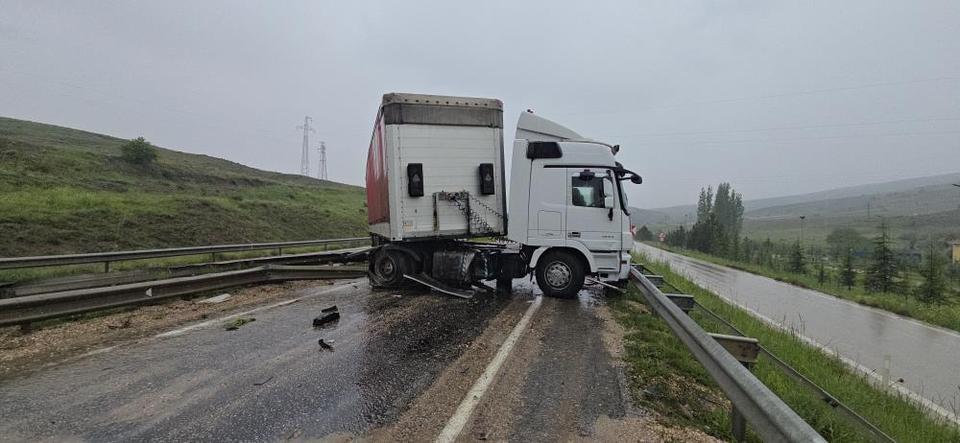 Tır ile minibüs çarpıştı: 11 yaralı