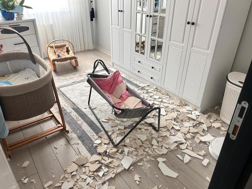Bebek, çöken tavan sıvasından son anda kurtuldu