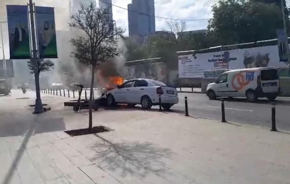 Otomobilin el frenini çekmeyi unuttu, tabelaya çarpan araç yandı