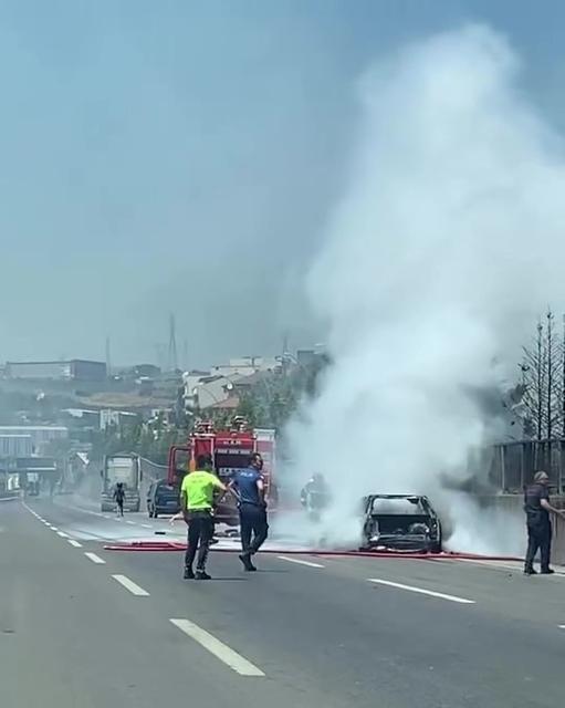 YANAN OTOMOBİLDEN GERİYE HURDA YIĞINI KALDI