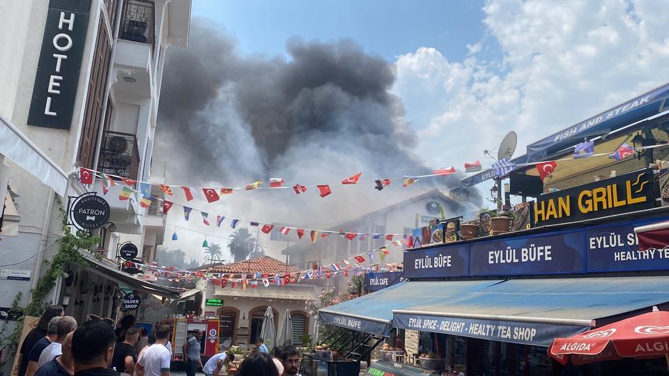 ANTALYA KALEİÇİ'NDEKİ YANGIN 2 SAATTE KONTROL ALTINA ALINDI YANGINDA BİRİ OTEL, KAPALI OLAN EĞLENCE MEKANI İLE KULLANILMAYAN BİR YAPI ZARAR GÖRDÜ OTEL SAHİBİ SİNAN ŞİMŞEK: "DEDEKTÖRLERİN YANDIĞINI FARK EDİNCE MÜDAHALEDE BULUNDUK"
