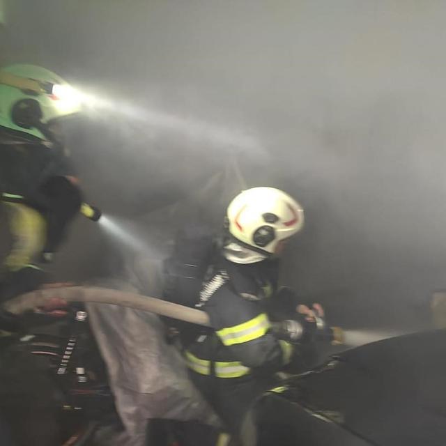 Kapalı otoparkta duran otomobile alevler sarsı