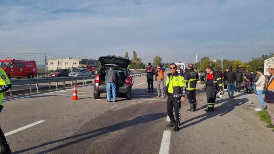 Otomobil traktöre arkadan çarptı: 2 yaralı