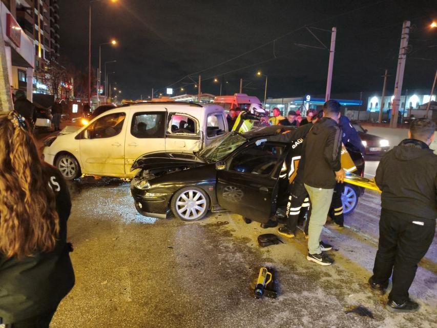 Kaza anı kamerada: 1'i ağır 4 yaralı