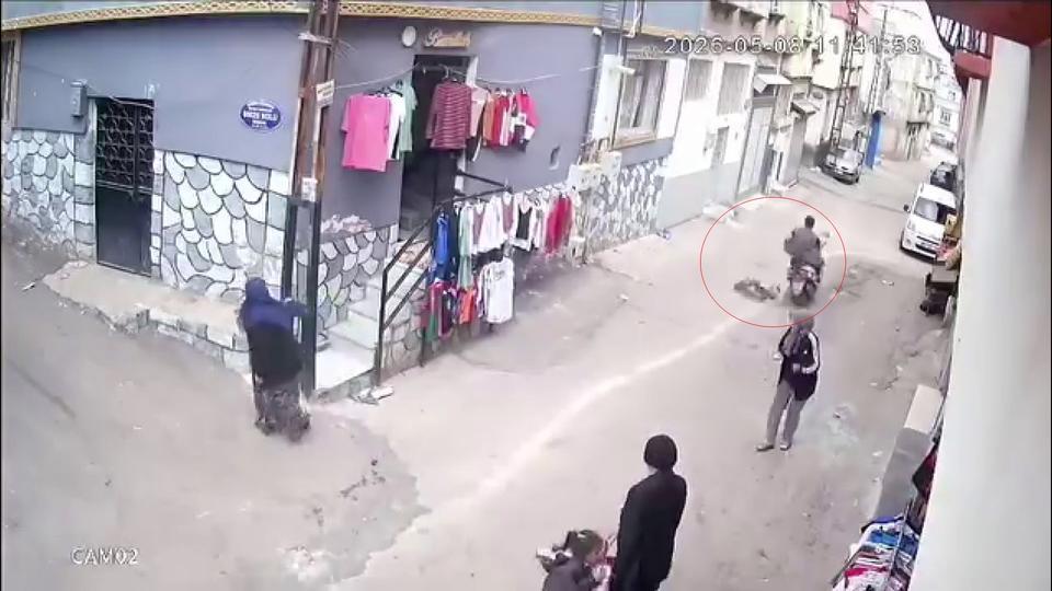Motosiklet küçük kıza çarpıp kaçtı