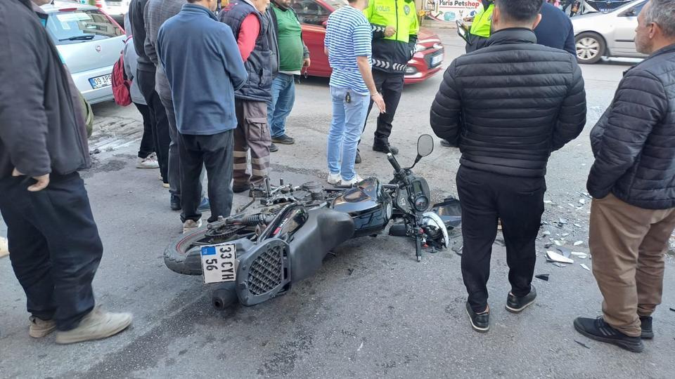 MOTOSİKLET İLE OTOMOBİL ÇARPIŞTI: 1 YARALI