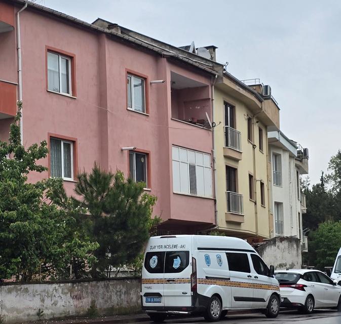 Haber alınamayan öğretmen evinde ölü bulundu