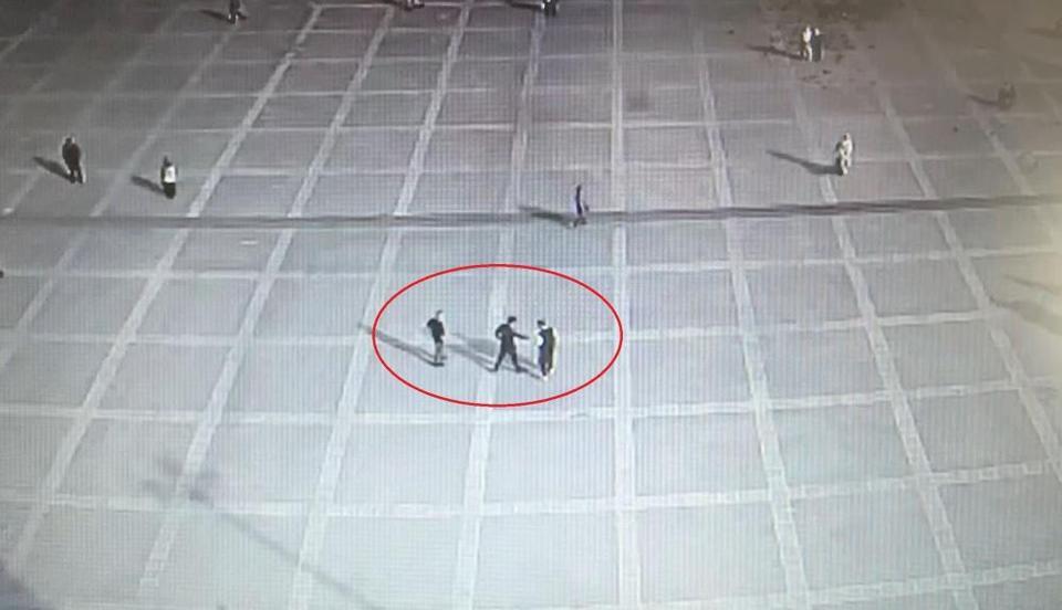 Meydandaki yumruklu kavgayı polis büyümeden önledi