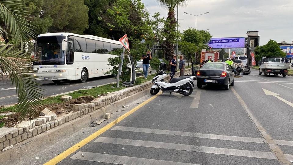 Tıkanan trafik kazaya karışan otomobillerin Aydın Büyükşehir Belediyesi İtfaiye Daire Başkanlığı ekiplerince çekici marifeti ile olay yerinden kaldırılması ile normale döndü.