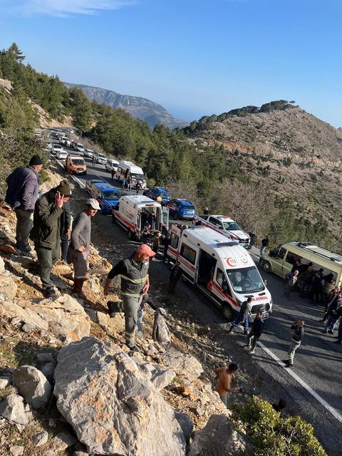 MERSİN'DE İŞÇİ SERVİSİ UÇURUMA YUVARLANDI: 3 ÖLÜ 11 YARALI