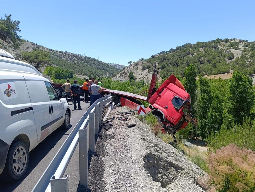Çekici bariyerlere çarparak askıda kaldı