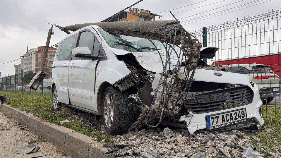 BURSA'DA DİREĞE ÇARPAN OTOMOBİLDEKİ, 2 KİŞİ YARALANDI