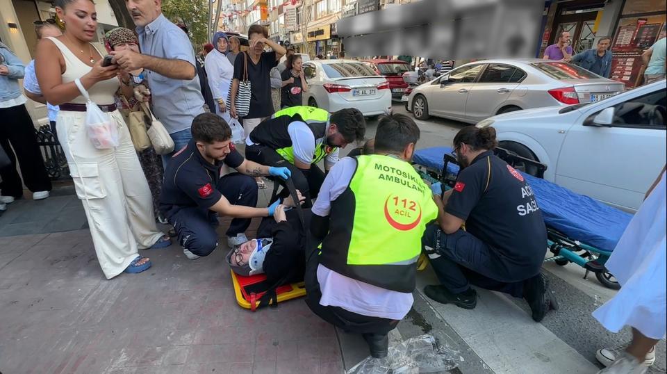 Yaşlı kadın ve torununa otomobil çarptı, sürücü kaçtı