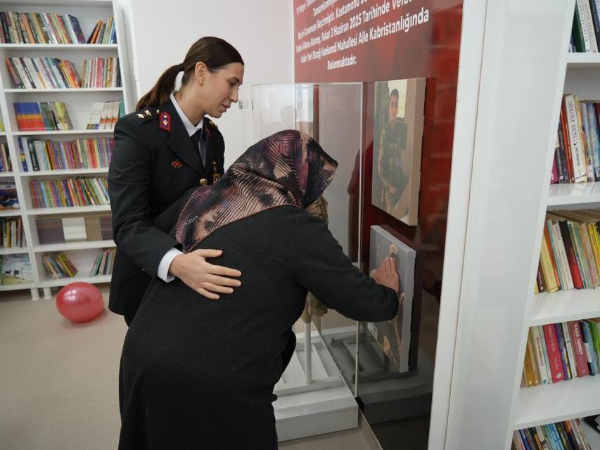 Kütüphaneye adı verilen askerin annesi, oğlunun fotoğrafını severek gözyaşı döktü