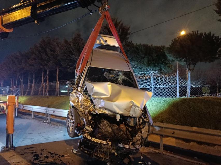 Kamyonete ok gibi saplandı: Otomobil hurdaya döndü