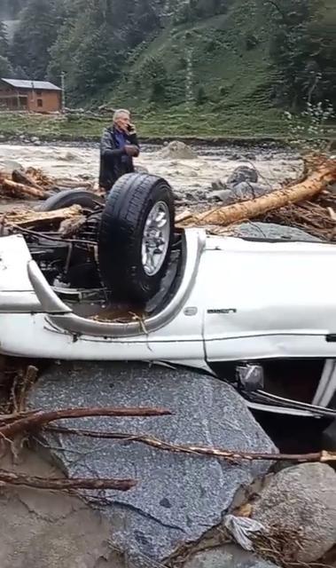 Rize'de 2 araç sel sularına kapıldı