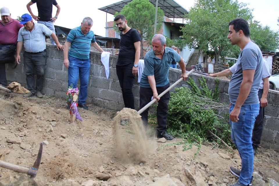 İKİ AY ÖNCE NEJLA'NIN EVLİLİĞİ İÇİN TOPLANAN SEVENLERİ, BU DEFA CENAZESİ İÇİN TOPLANDI KOCASI TARAFINDAN KESİLEREK HUNHARCA ÖLDÜRÜLEN NEJLA GELİN, GÖZYAŞLARI ARASINDA TOPRAĞA VERİLDİ NEJLA'NIN ANNESİ VE BABASI KATİLİN EN AĞIR ŞEKİLDE CEZALANDIRILMASINI İSTERKEN, BAZI YAKINLARI İSE KATİL DAMADIN EVLİLİĞİNE İZİN VEREN HEKİMLERE TEPKİ GÖSTERDİ