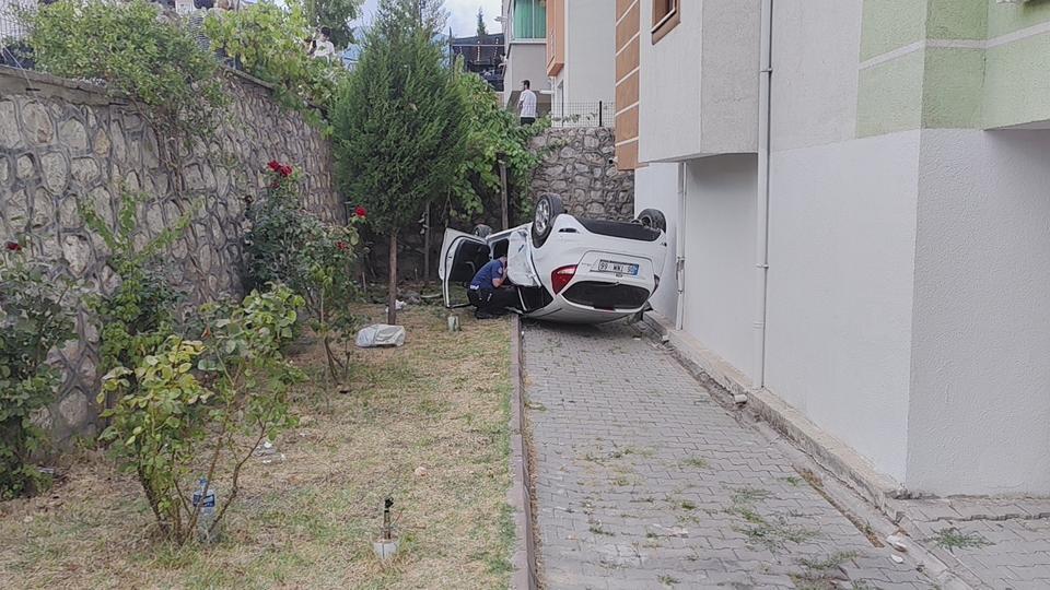 Otomobil apartmanın bahçesine uçtu