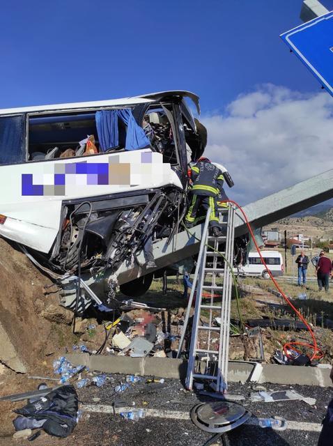 TUR OTOBÜSÜ KAZASINDA ÖLÜ SAYISI 3'E YÜKSELDİ
