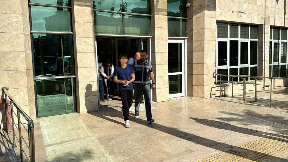 14 YAŞINDAKİ KIZA CİNSEL İSTİSMARDA BULUNAN 2 KİŞİ TUTUKLANDI