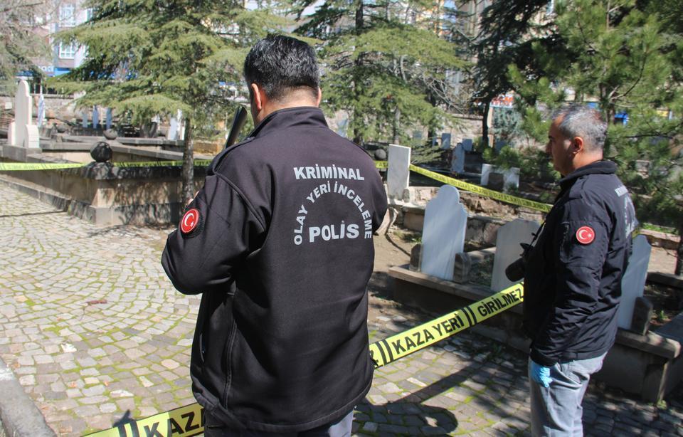 MEZARLIKTA 4 AYLIK CENİN BULUNDU