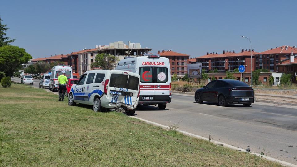 KAZA YERİNDEKİ POLİS ARACINA OTOMOBİL ÇARPTI: 1'İ POLİS 1'İ BEKÇİ TOPLAM 6 YARALI