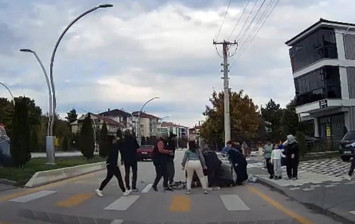 Otomobil 4 yaşındaki çocuğa çarptı