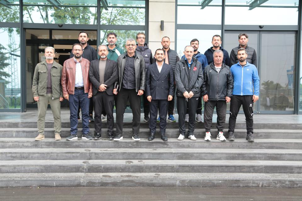 Altyapı antrenörlerinin eğitimi sahaya taşındı