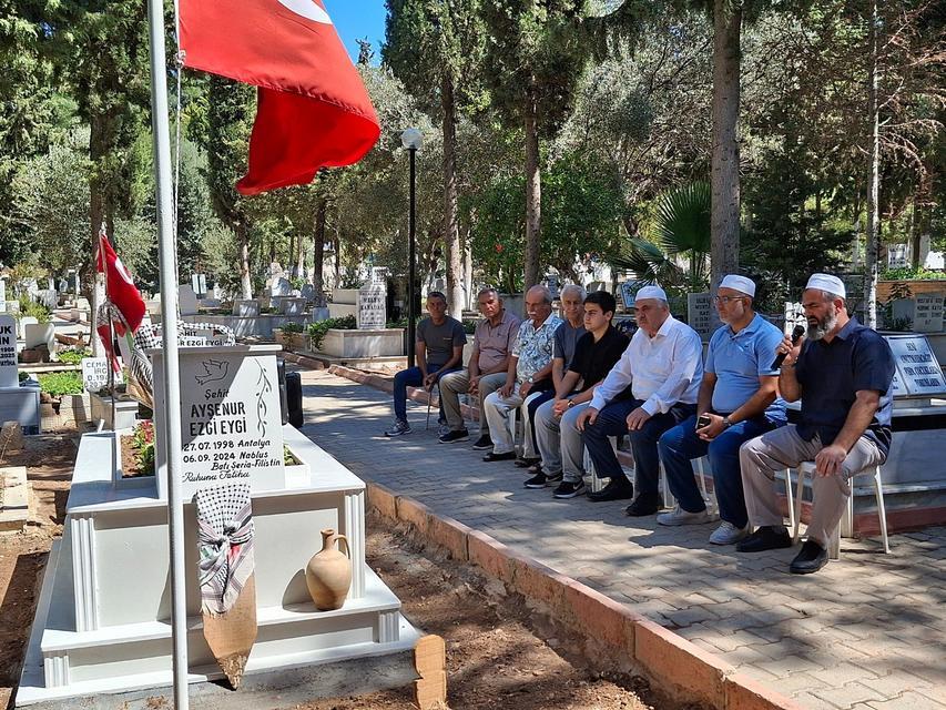 FİLİSTİN ŞEHİDİ AYŞENUR MEZARI BAŞINDA DUALARLA ANILDI ÖLÜMÜNÜN BİRİNCİ YILINDA UNUTULMADI