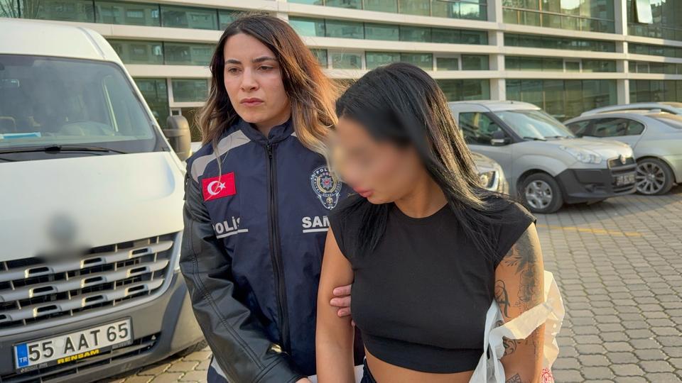 SAMSUN'DA GASP ETTİKLERİ TELEFONLA DUDAK DOLGUSU YAPTIRAN 2 KADIN YAKALANDI