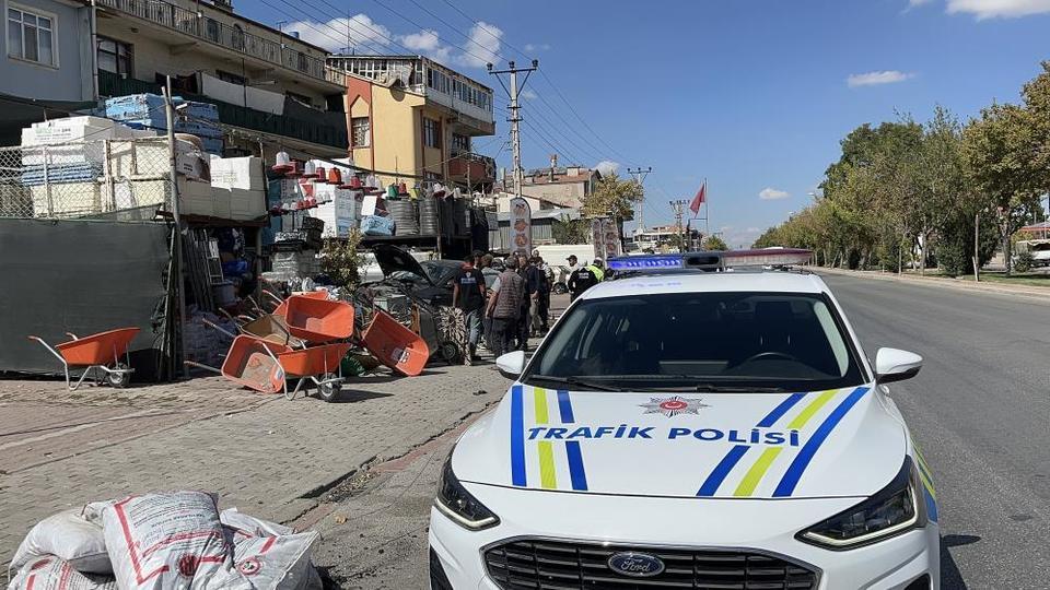 Kontrolden çıkan otomobil yayalara çarptı: 3 yaralı