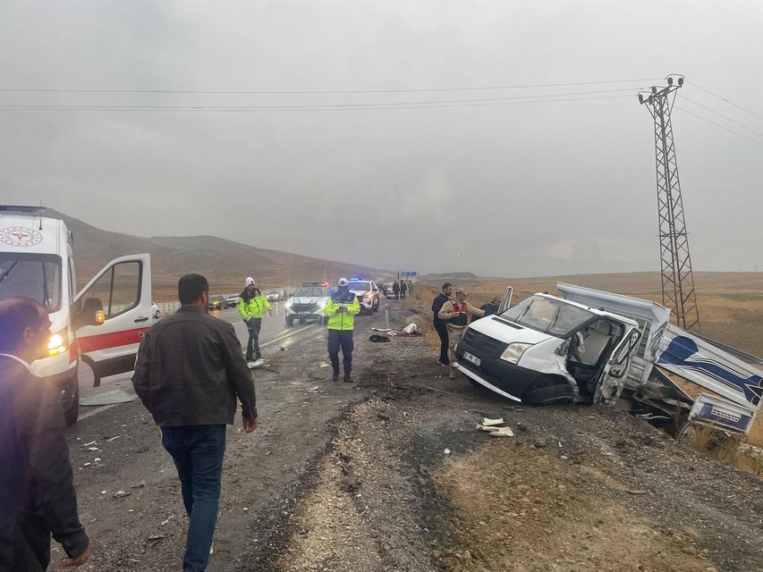 Gürpınar'da feci kaza: 3'ü ağır 10 yaralı