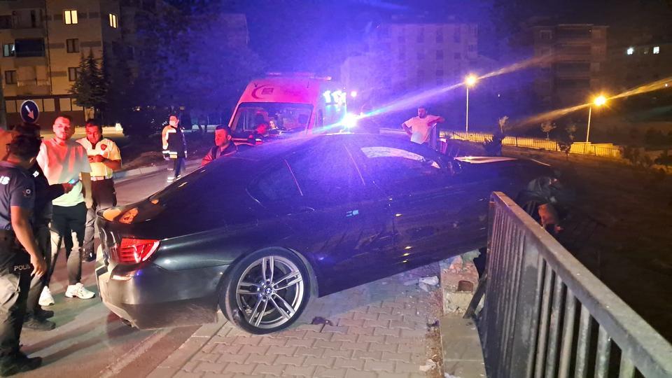 Kontrolden çıkan otomobil demir bariyere çarparak asılı kaldı